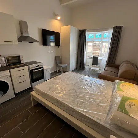 Sliema Studio Apartment アパート